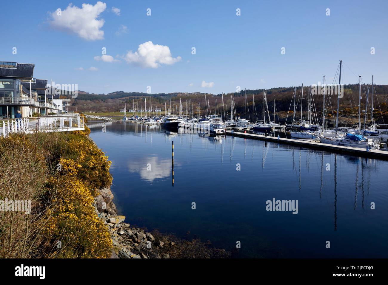Una mattina di marzo luminosa e tranquilla, yacht a vela e altre imbarcazioni ormeggiate nel Portavadie Marina sul Loch Fyne sulla costa occidentale della Scozia Foto Stock