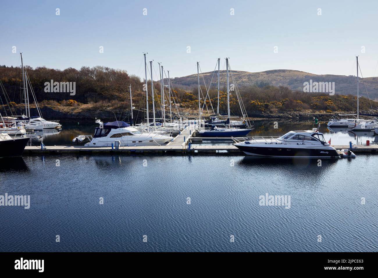 Una mattina di marzo luminosa e tranquilla, yacht a vela e altre imbarcazioni ormeggiate nel Portavadie Marina sul Loch Fyne sulla costa occidentale della Scozia Foto Stock