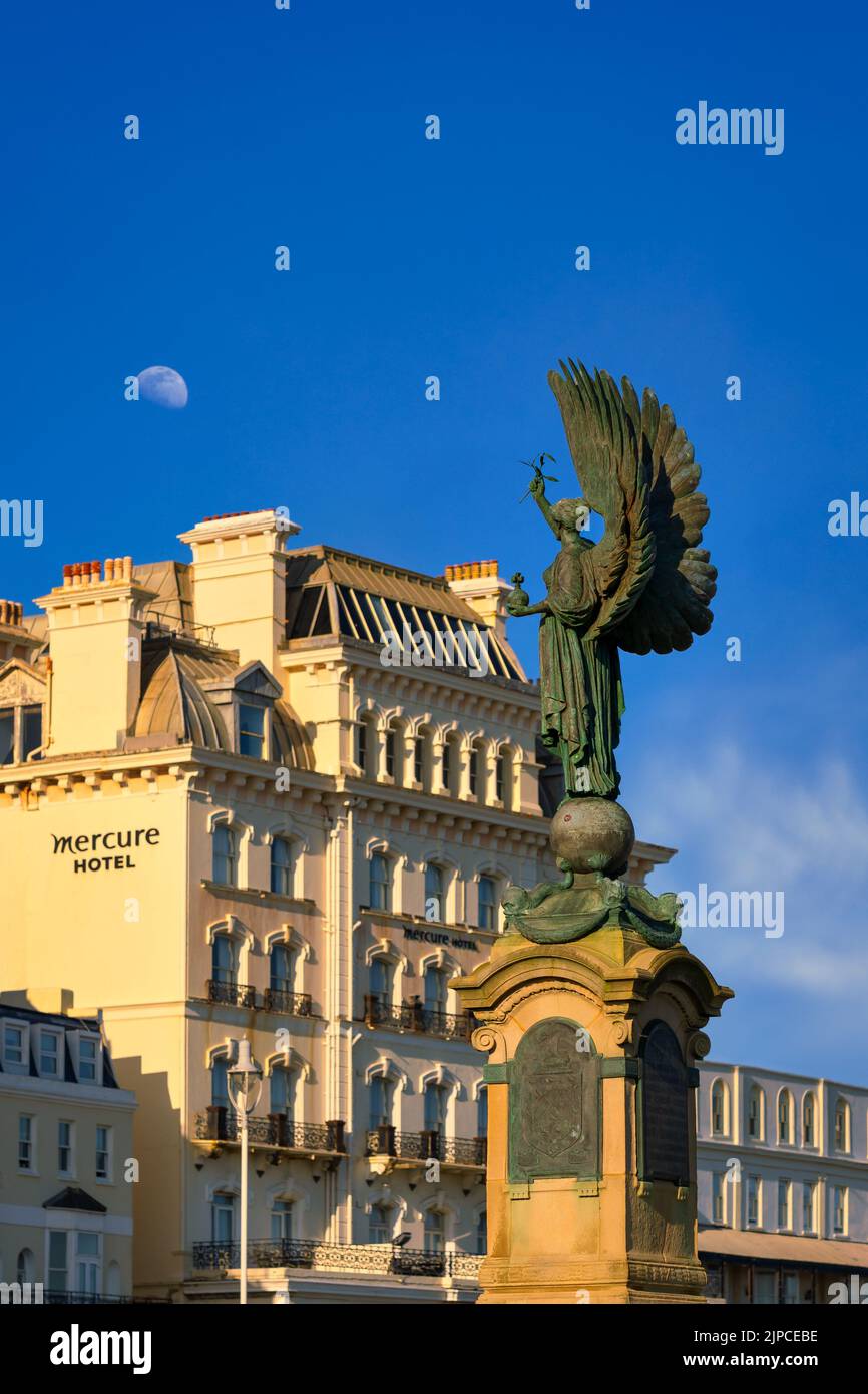 La statua della pace sul lungomare di Brighton e Hove, Inghilterra Foto Stock