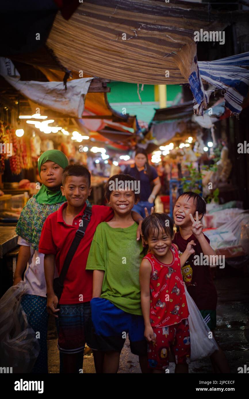 Un bellissimo scatto di bambini filippini sorridenti per la macchina fotografica Foto Stock