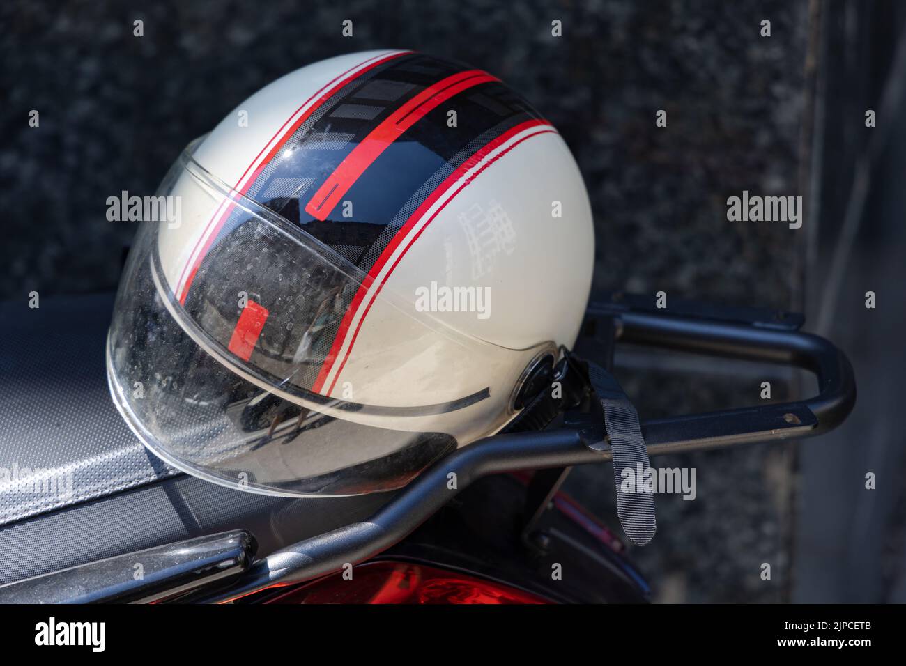 Elmetto a faccia aperta sull'equipaggiamento di protezione del sedile per motociclette Foto Stock