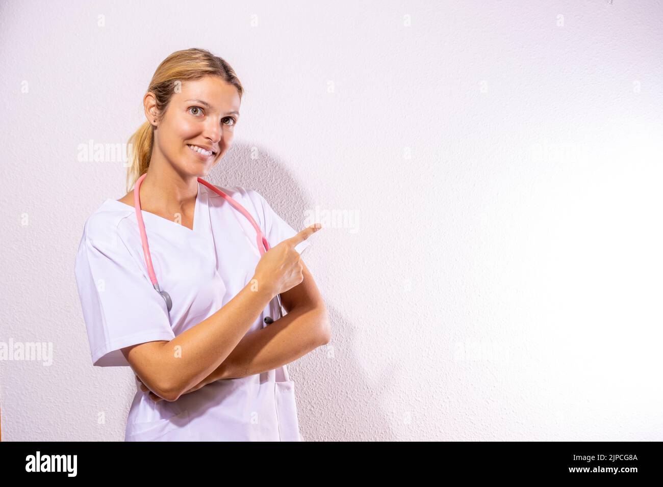 infermiere, medico, donna, stetoscopio, ospedale, medicina, uniforme, assistenza sanitaria, puntando, femmina, clinica, isolata, medica, paziente, medico, specialista Foto Stock