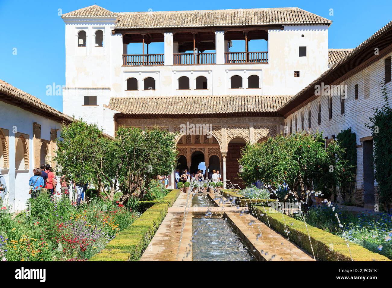 GRANADA, SPAGNA - 20 MAGGIO 2017: Questo è un patio con un fosso di irrigazione e la Casa del Sultano nei Giardini del Generalife. Foto Stock