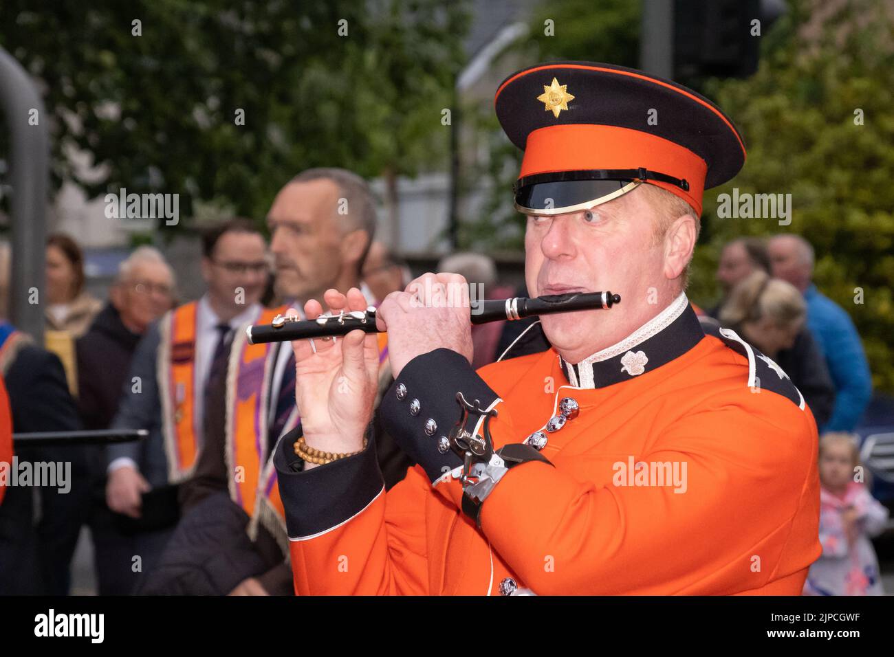 Broughshane, Irlanda del Nord - 6 luglio 2022: Flauto Sir George White Memorial FB e membri dell'Orange Order Foto Stock