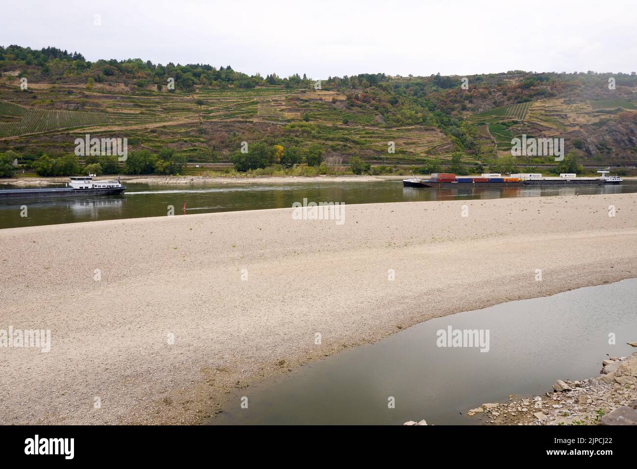 Oberwesel, Germania. 17th ago, 2022. Due navi da carico aiutano a salvare il vascello spintore "Circolo polare Artico", che si è rotto a causa di danni al motore a livello del banco di sabbia "Jungfrauengrund". Il salvataggio è riuscito più tardi la mattina e la navigazione potrebbe essere riaperta nella sezione. Credit: Thomas Frey/dpa/Alamy Live News Foto Stock