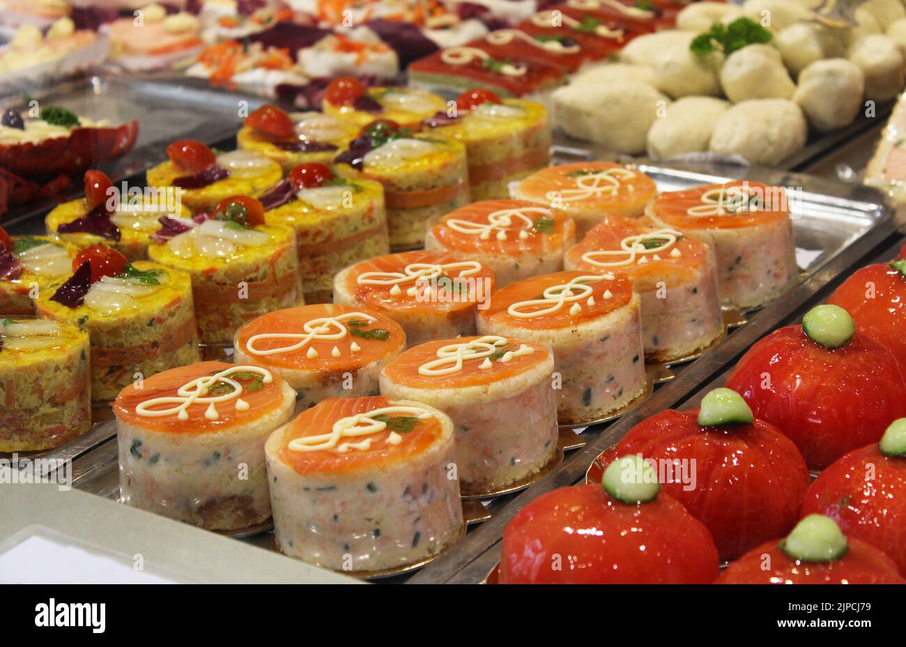 Delizioso lusso esclusivo cibo francese come un antycasti in una fila su una vetrina Foto Stock