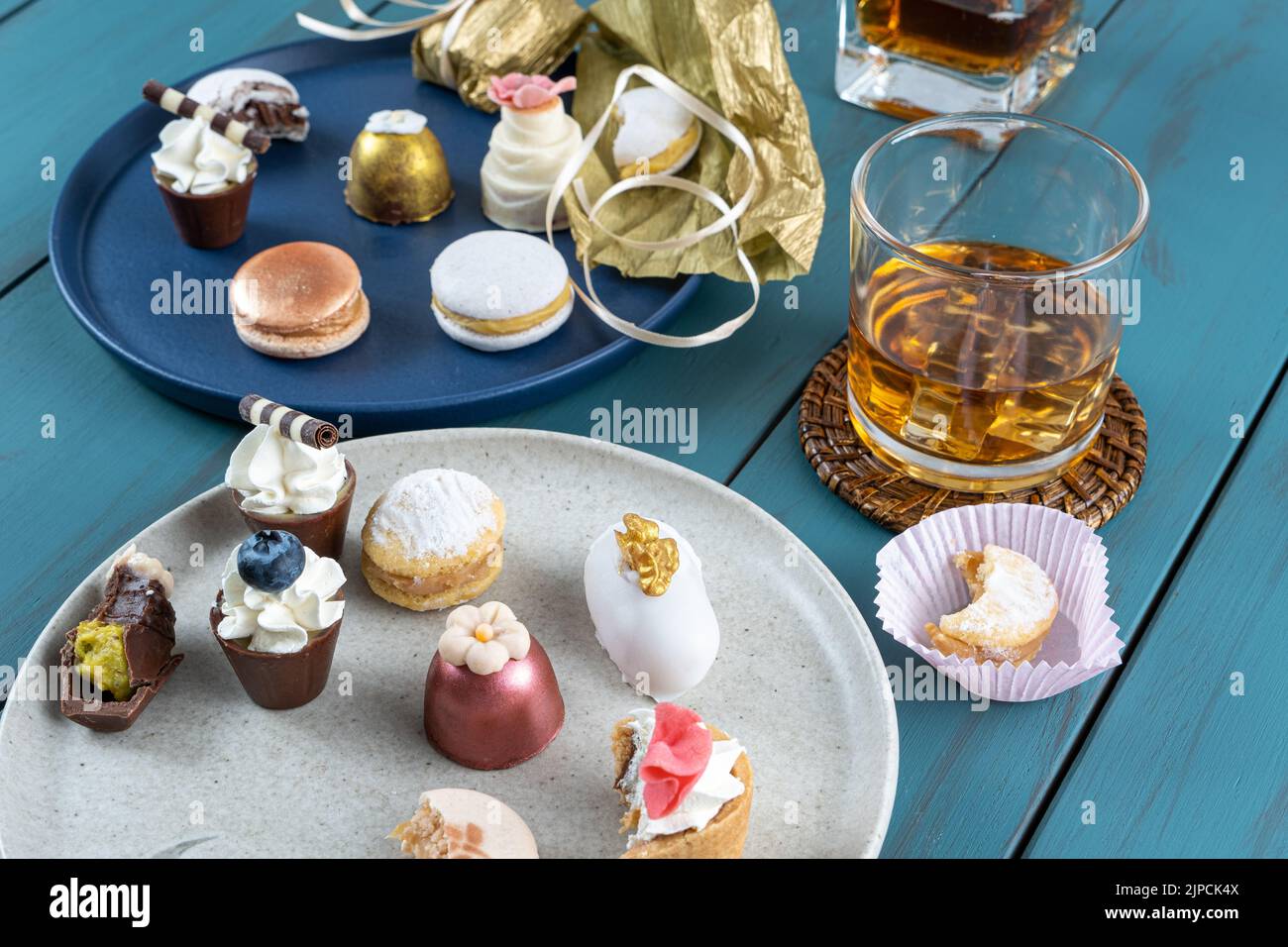 Dolce da sposa accanto a tazze di cioccolato con panna montata, tartufi, cameo di noce e bicchiere di whiskey. Foto Stock