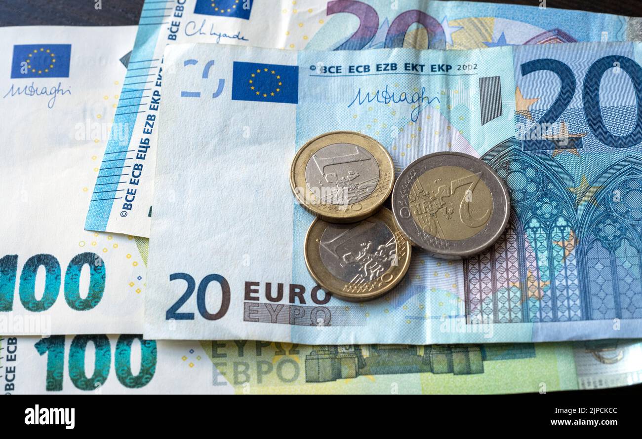 Carta moneta europea con monete su un tavolo, vista dall'alto, immagine concettuale Foto Stock
