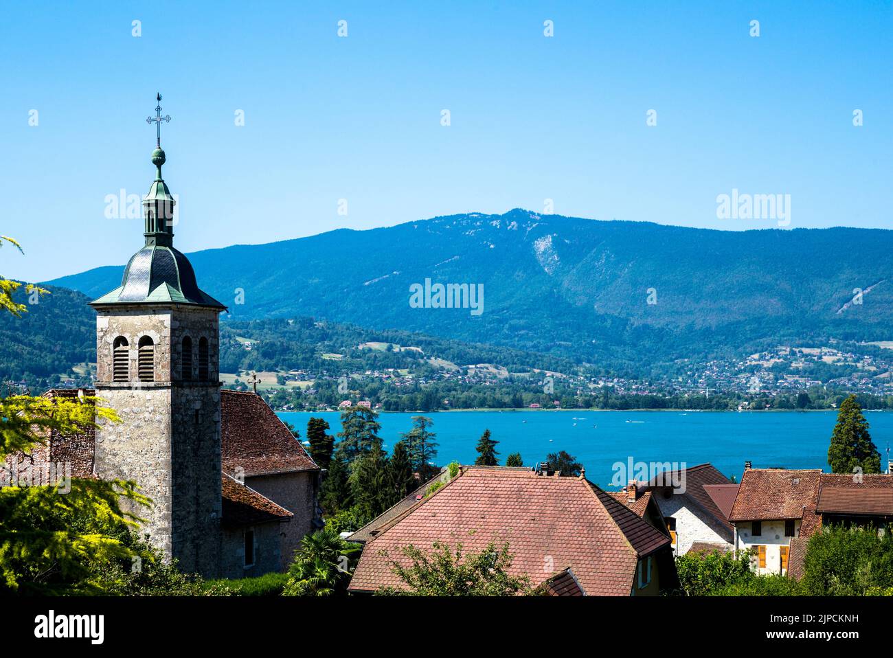 Lago di Annecy e città nel dipartimento dell'alta Savoia (Alpi francesi) Foto Stock