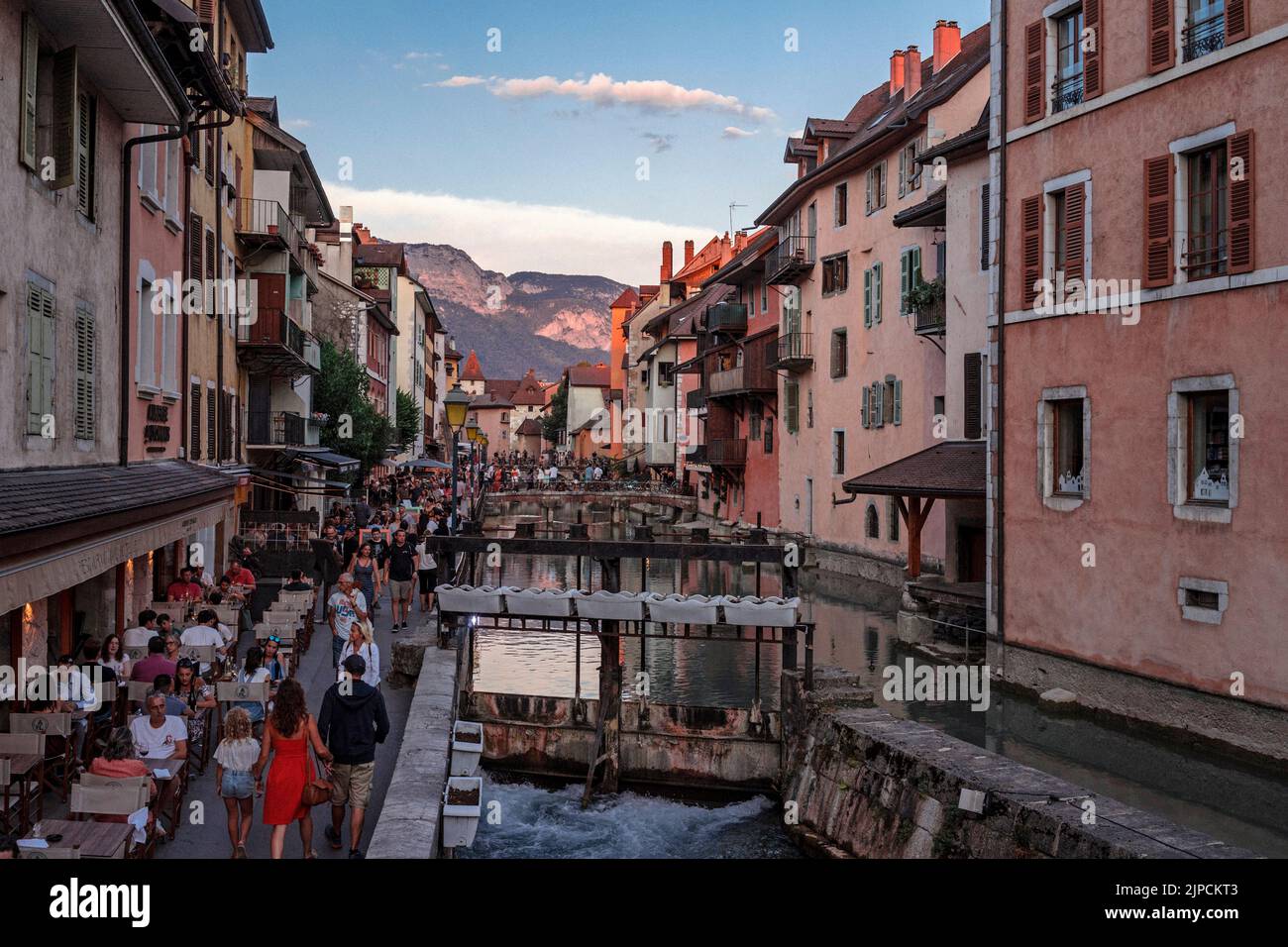 Street scene nel centro di Annecy (Alpi francesi) Foto Stock