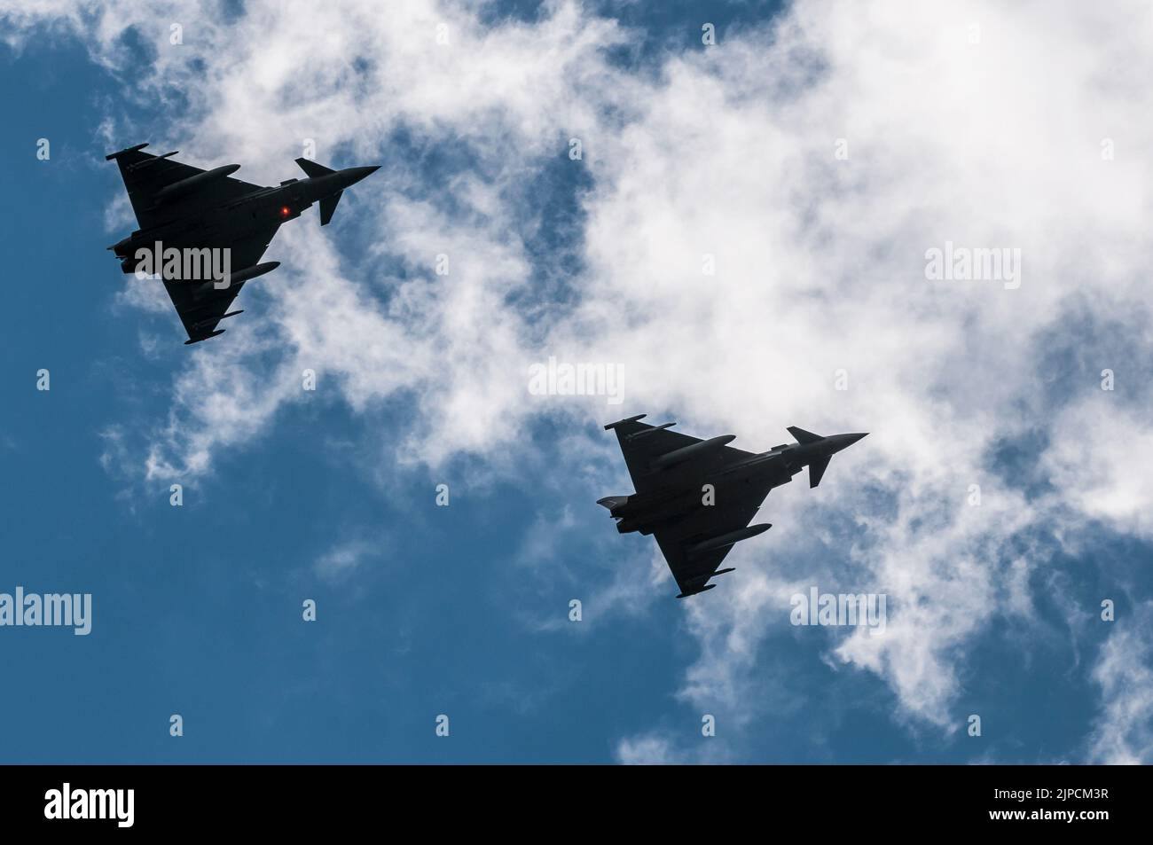Due aerei da combattimento moderni Eurofighter Typhoon multirole che volano in stretta formazione sul Montenegro per la missione di polizia aerea della NATO Foto Stock