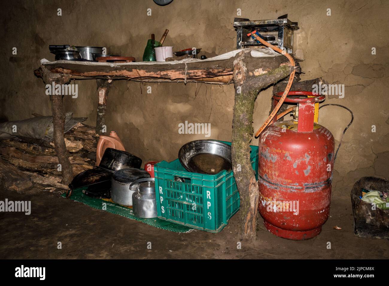 Luglio 7th 2021 Uttarakhand India. Cucina tradizionale fatta di fango e argilla in casa rurale con serbatoio carburante e utensili da cucina. Foto Stock