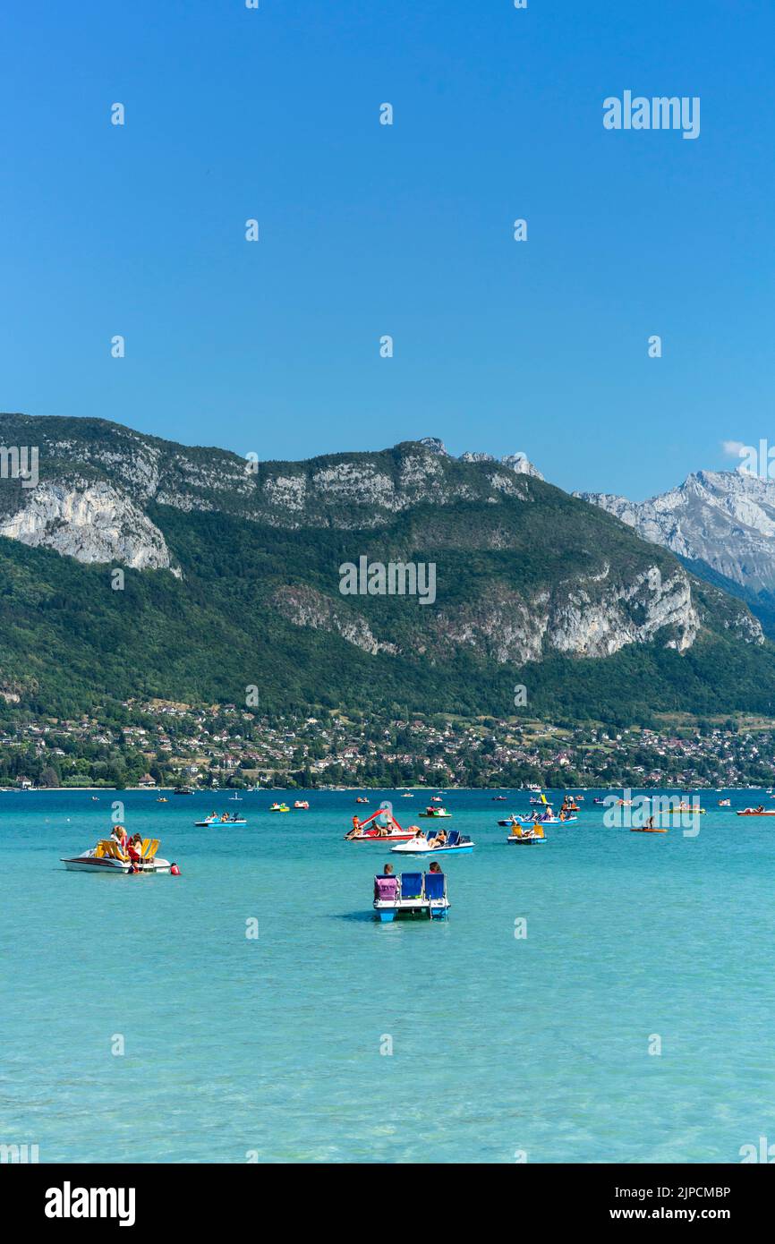 Lago di Annecy nel dipartimento dell'alta Savoia (Alpi francesi) Foto Stock