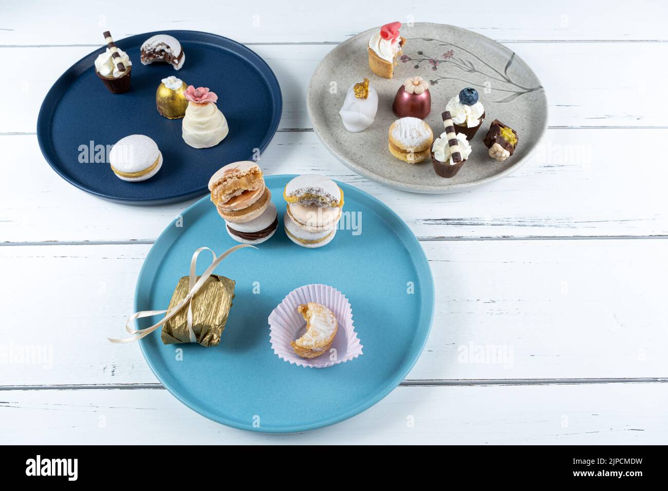 Macaron impilati circondati da dolci per matrimoni, tartufi e cameo di noce. Foto Stock