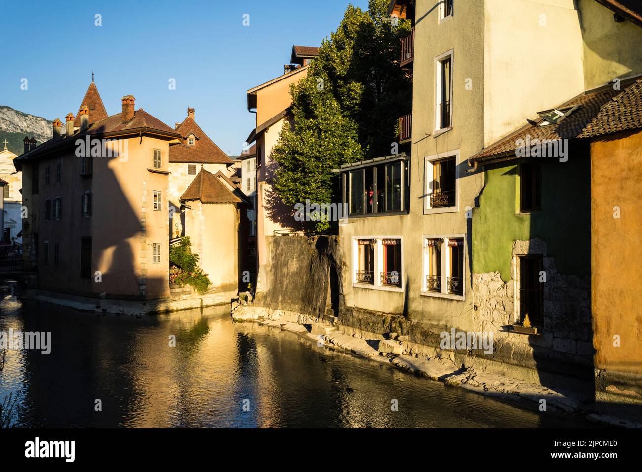 Street scene nel centro di Annecy (Alpi francesi) Foto Stock