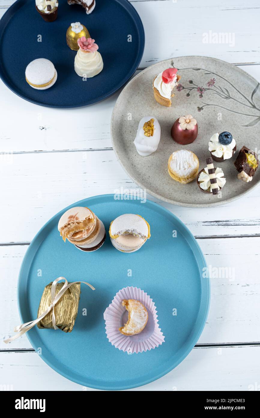 Macaron impilati circondati da dolci di Nozze, tartufi e cameo verticale di noce. Foto Stock