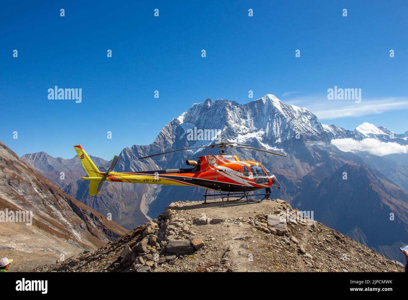 Un elicottero di salvataggio sbarcò al campo base di Manaslu, Nepal Foto Stock