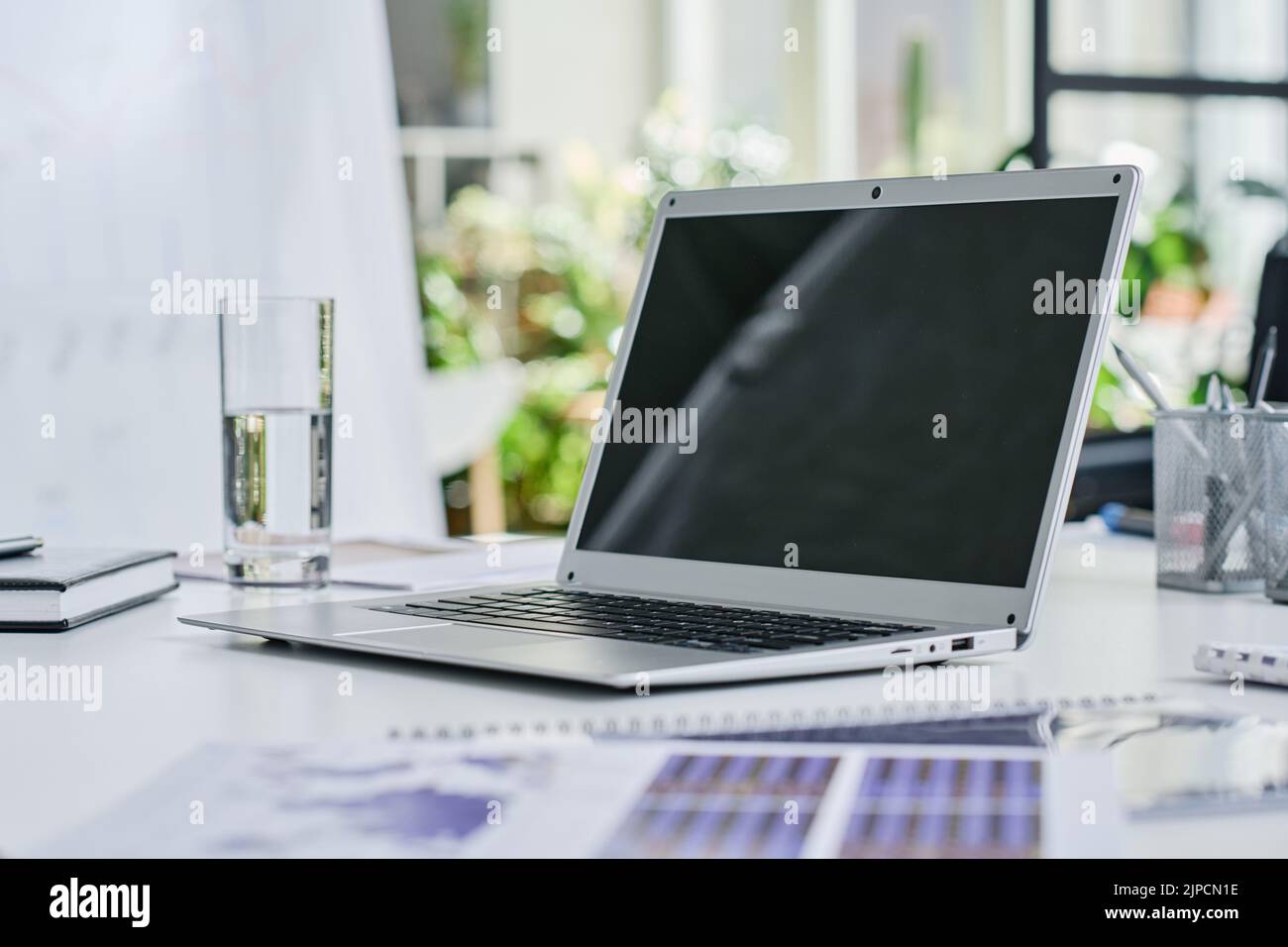 Primo piano del luogo di lavoro della persona aziendale con notebook e documenti in ufficio Foto Stock