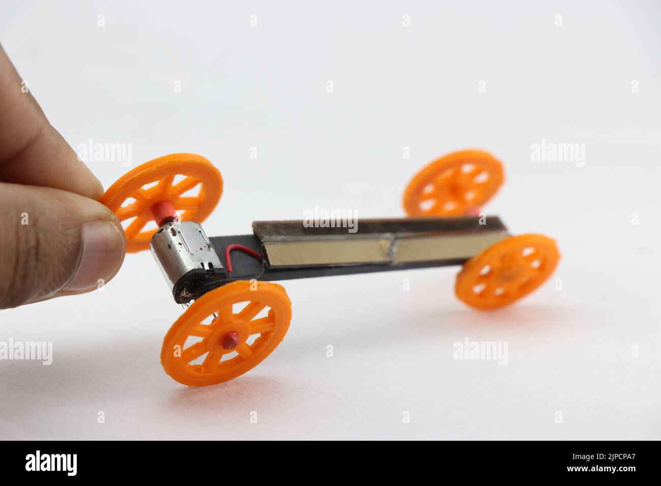 Piccola auto solare con 3D ruote stampate su sfondo bianco Foto Stock