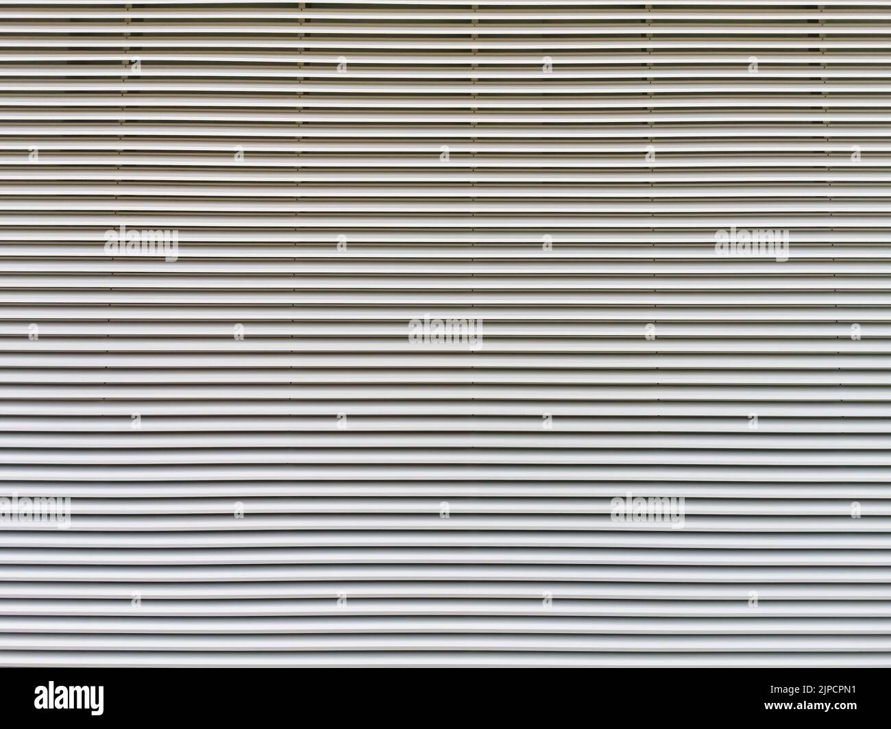 Struttura del pannello a parete in forma di griglia metallica, utilizzata per coprire ambienti che necessitano di ventilazione dell'aria, HVAC e locali tecnici negli edifici... Foto Stock