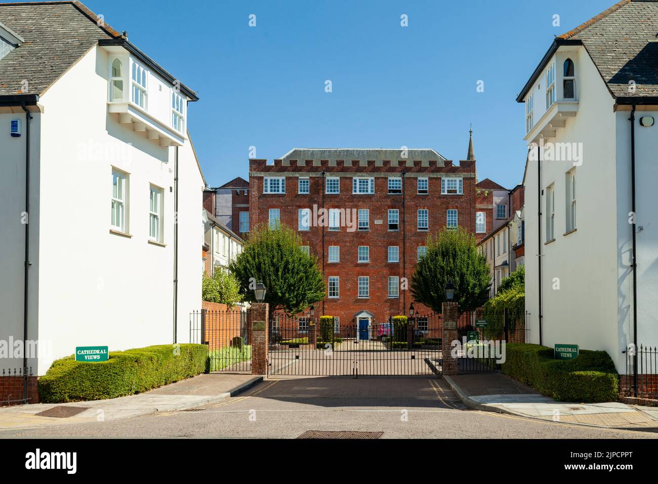 Mezzogiorno d'estate presso la cattedrale di Salisbury, Wiltshire, Inghilterra. Foto Stock