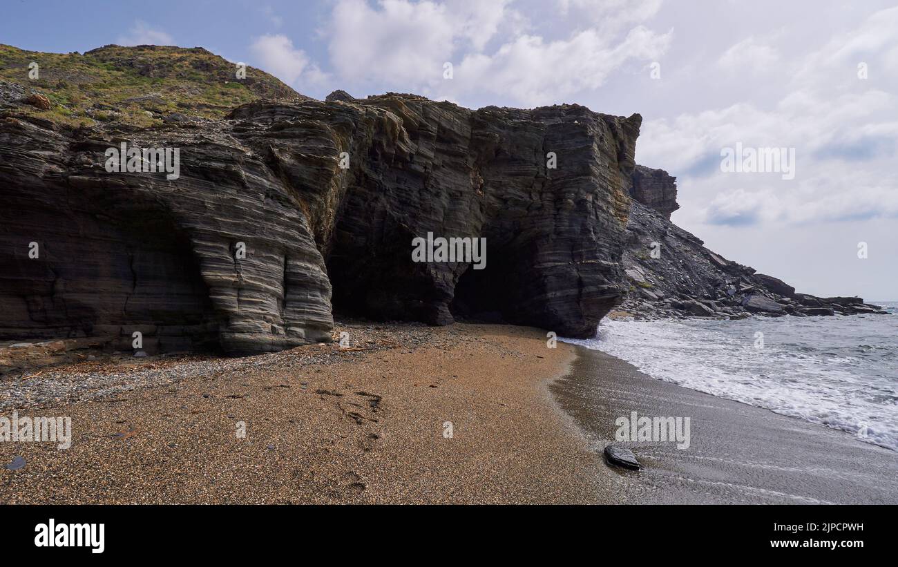 Grotte in una delle insenature del parco naturale Calblanque, Murcia, Spagna Foto Stock
