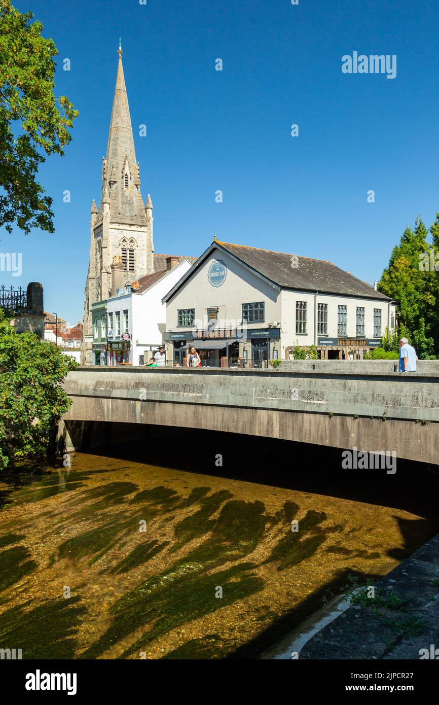 Pomeriggio estivo sul fiume Avon nel centro di Salisbury, Wiltshire, Inghilterra. Foto Stock