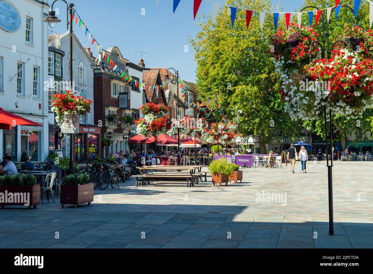 Mezzogiorno estivo al Market Place di Salisbury, Wiltshire, Inghilterra. Foto Stock