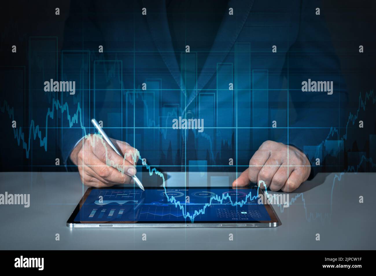 Crescita aziendale. Uomo d'affari che utilizza un tablet per analizzare i dati di vendita e il grafico della crescita economica. Touch screen per le aziende digitali. Internee globale aziendale Foto Stock