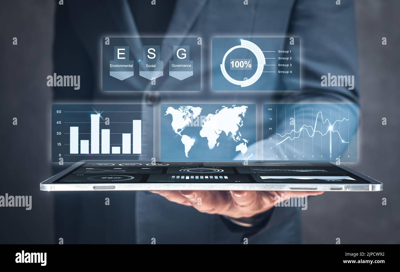 Un uomo d'affari utilizza un tablet per analizzare il ritorno sull'investimento ESG. ESG governance sociale ambientale strategia aziendale concetto di investimento. Digitale moderno t Foto Stock