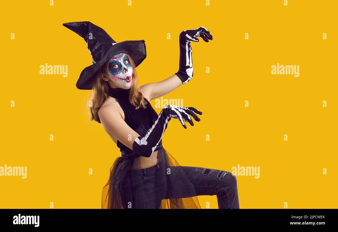 Ritratto di bambino divertente in costume di Halloween danza isolato su sfondo giallo Foto Stock