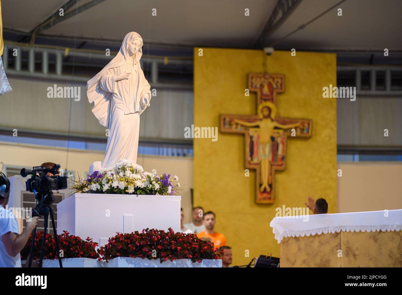 Statua della Vergine Maria, la Regina della Pace, all'altare esterno della chiesa di San Giacomo a Medjugorje, Bosnia-Erzegovina. Foto Stock