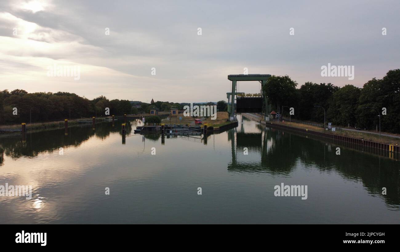 Una vista panoramica di una serratura a ghigliottina su un canale sotto un cielo nuvoloso Foto Stock