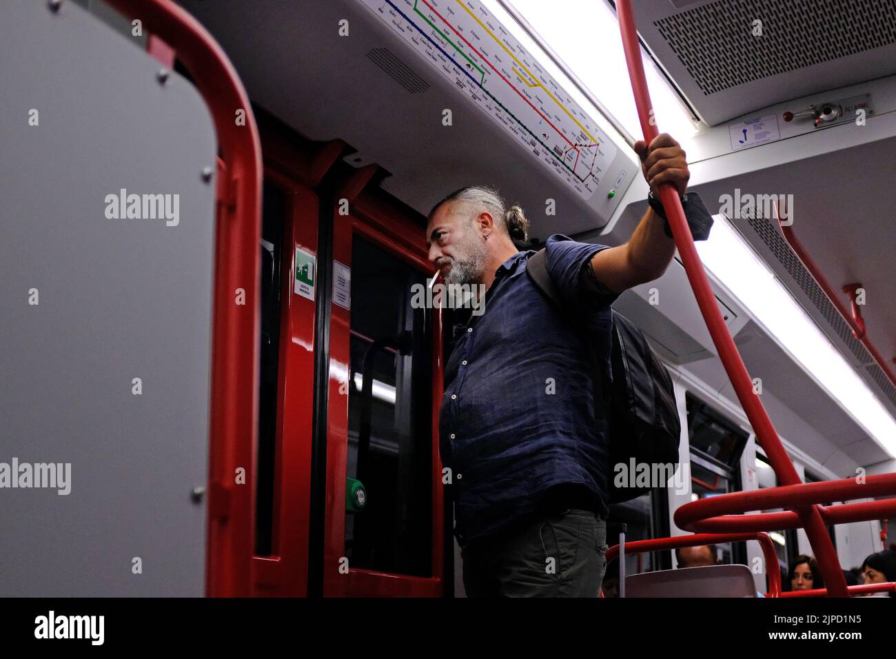 Uomo con sigaretta su un treno italiano Foto Stock