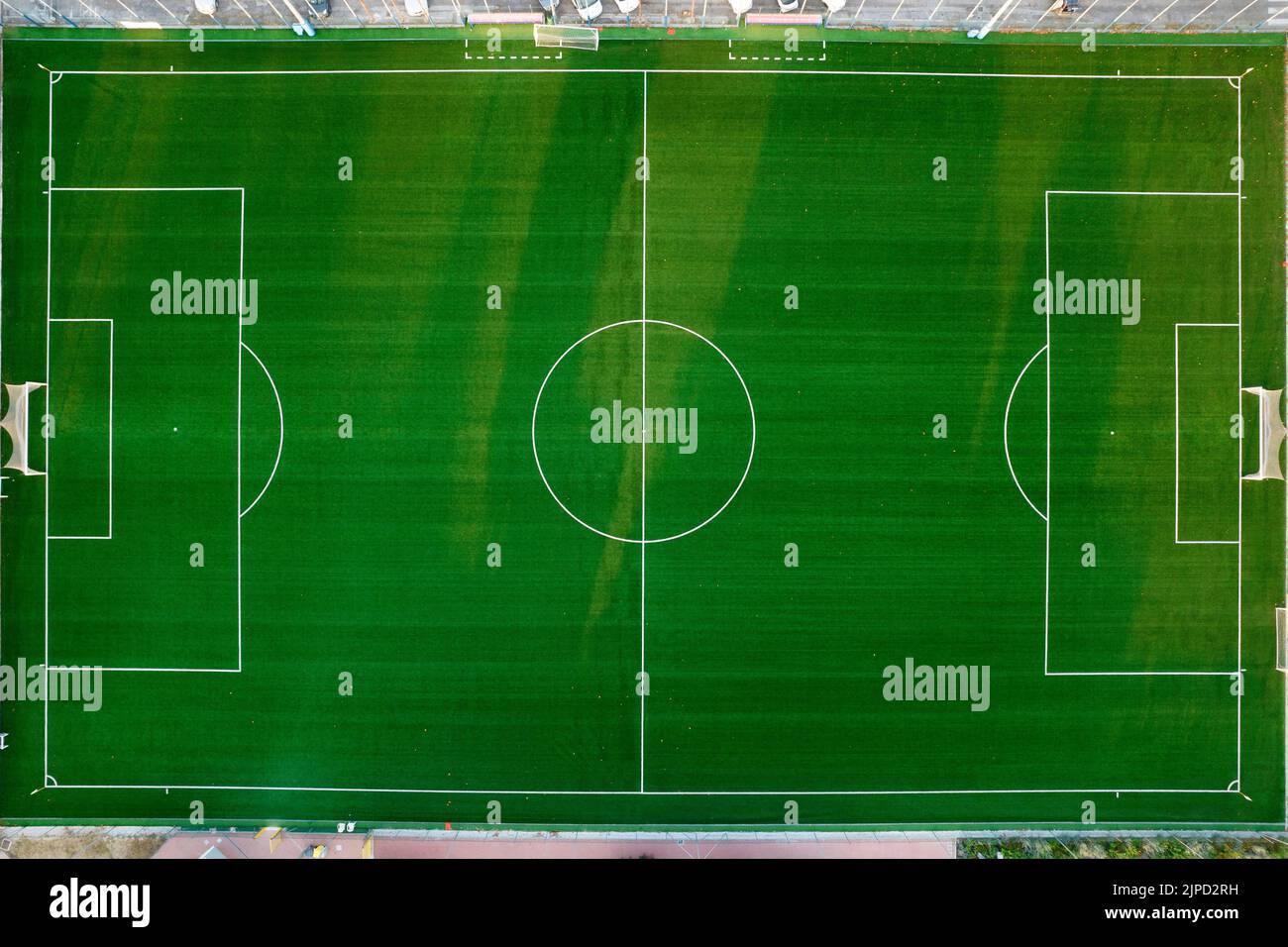 Documentazione fotografica aerea di un campo da calcio verde vuoto Foto Stock