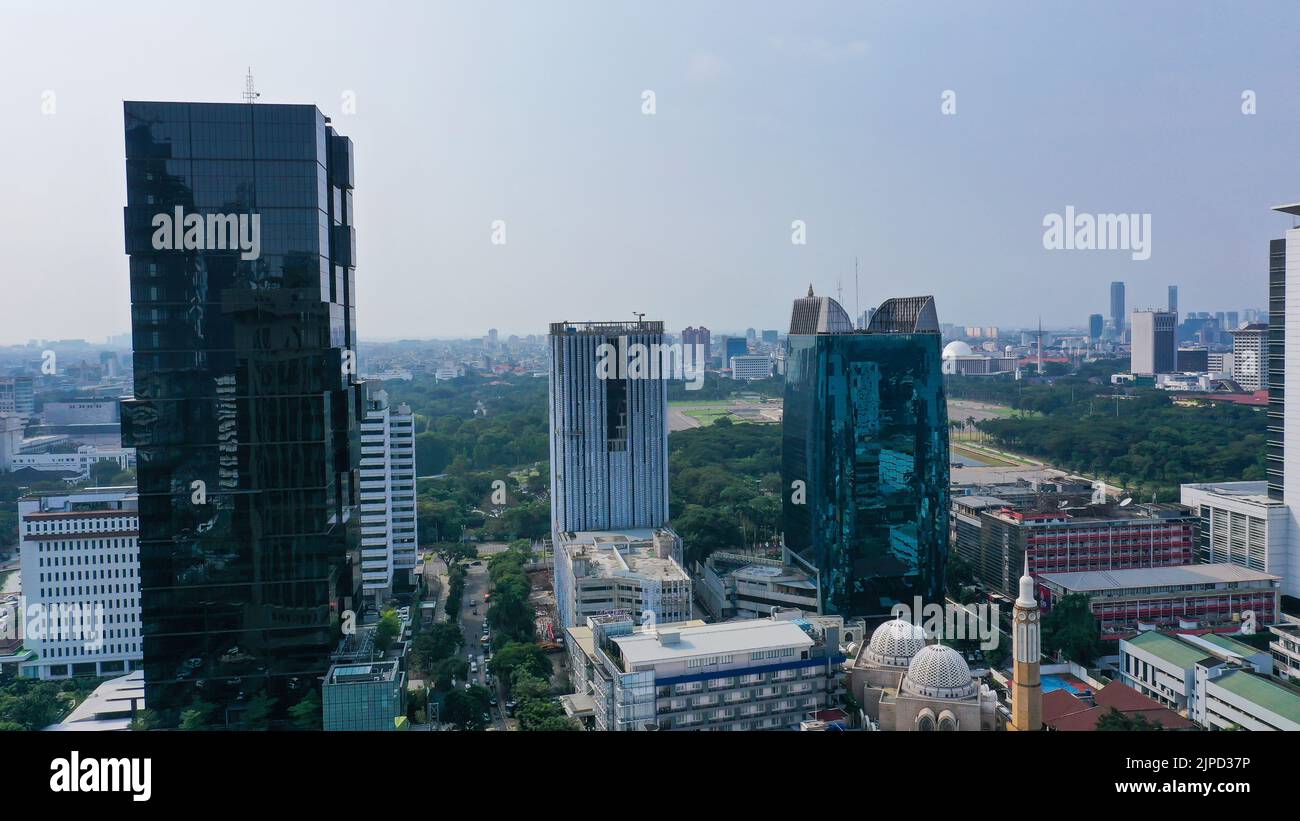 Grattacielo dal design futuristico. Edificio dall'architettura moderna in Thamrin Street a Giacarta Foto Stock