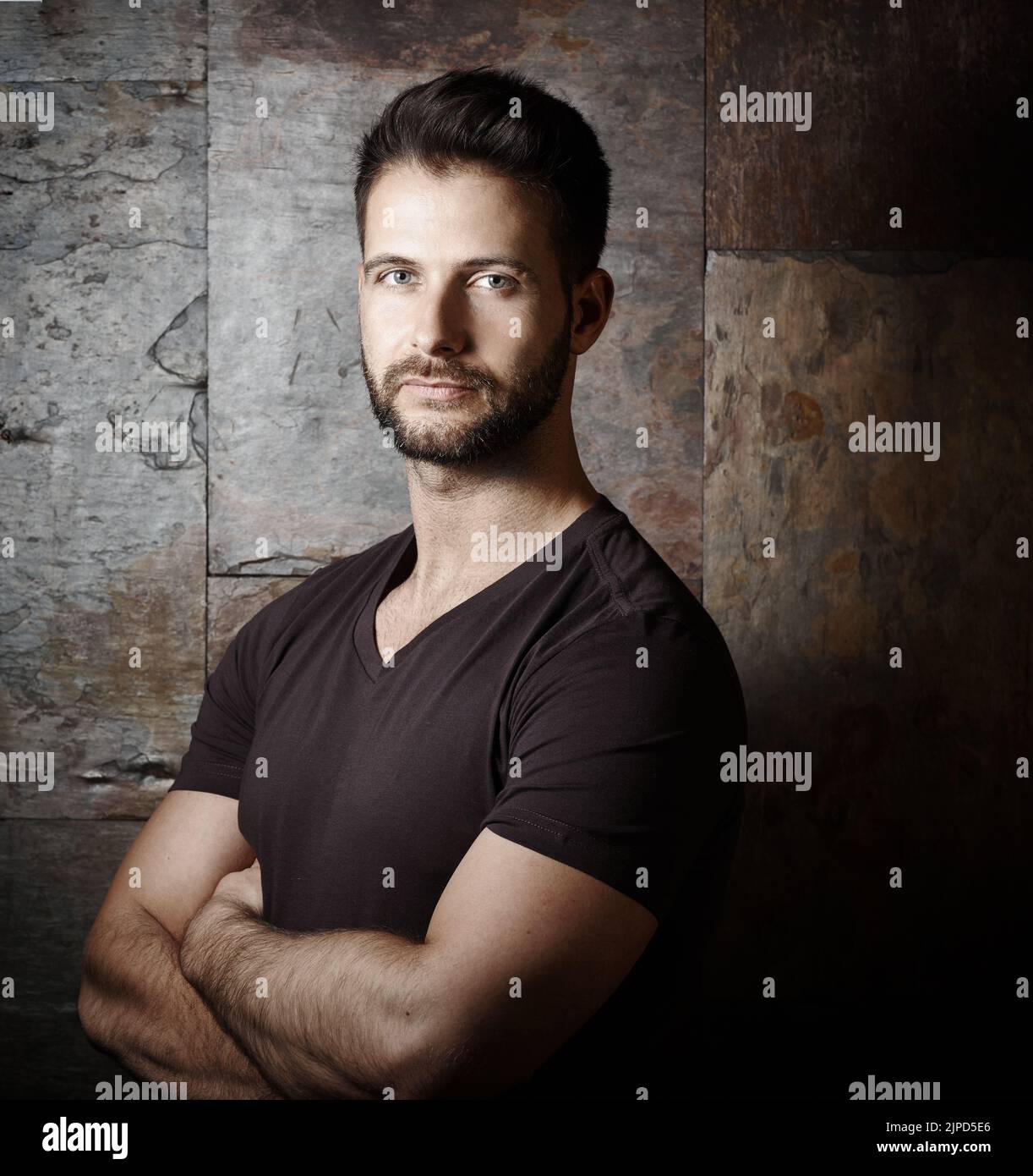 uomo, serio, braccia incrociate, ragazzo, uomini, bracci trasversali, bracci ripiegati, bracci incrociati, bracci ripiegati Foto Stock