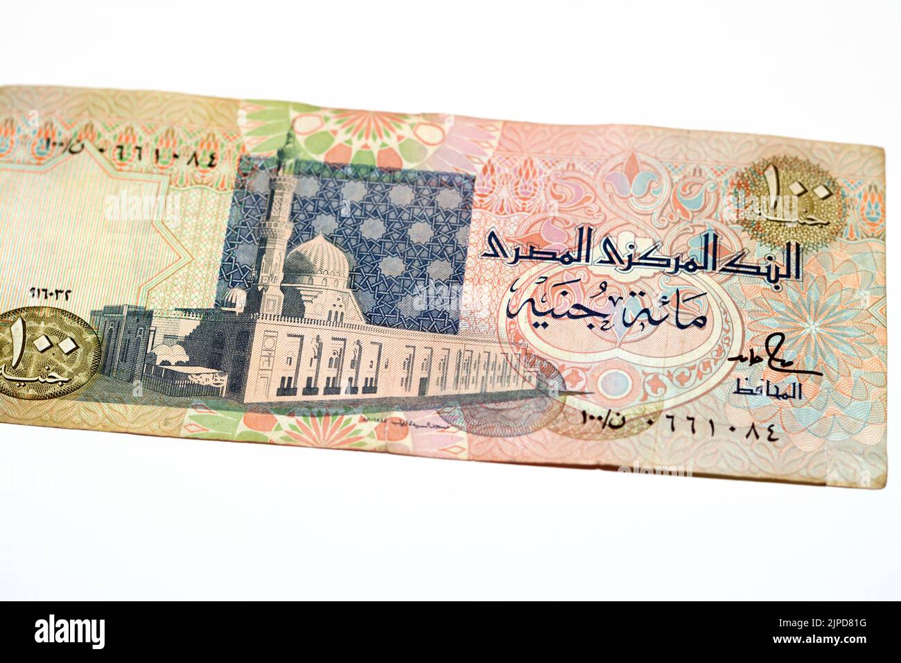 Lato opposto di una vecchia banconota da 100 LE EGP cento dollari egiziani caratteristiche al-Sayida Zainab moschea al Cairo al centro, fuoco selettivo di spirito Foto Stock