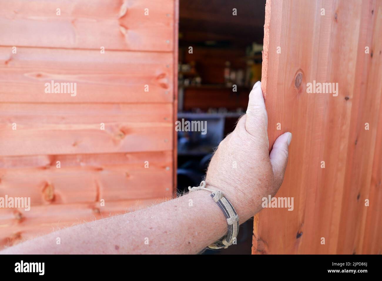 POV aprire o chiudere una nuova porta in legno Foto Stock