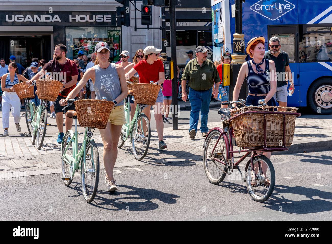 Turisti/visitatori in Un tour in bici di Londra durante il giorno più caldo mai registrato, Londra, Regno Unito Foto Stock