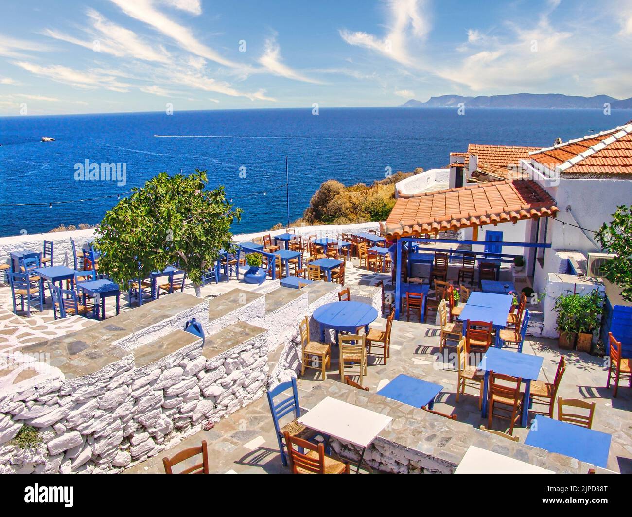 Una bella città di Skopelos in Grecia con edifici e montagne sullo sfondo Foto Stock
