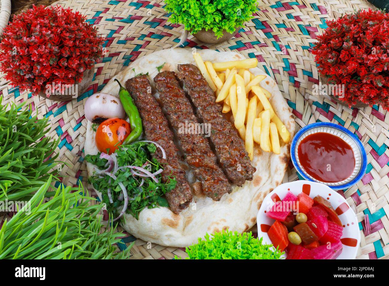 Kofta Kebab in Medio Oriente Ricetta con patatine fritte Foto Stock