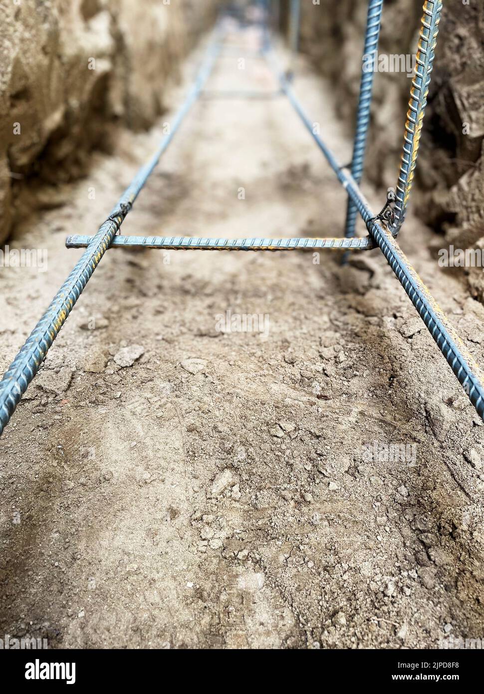 Barre di ancoraggio in acciaio da costruzione nel telaio di base per trincea Foto Stock