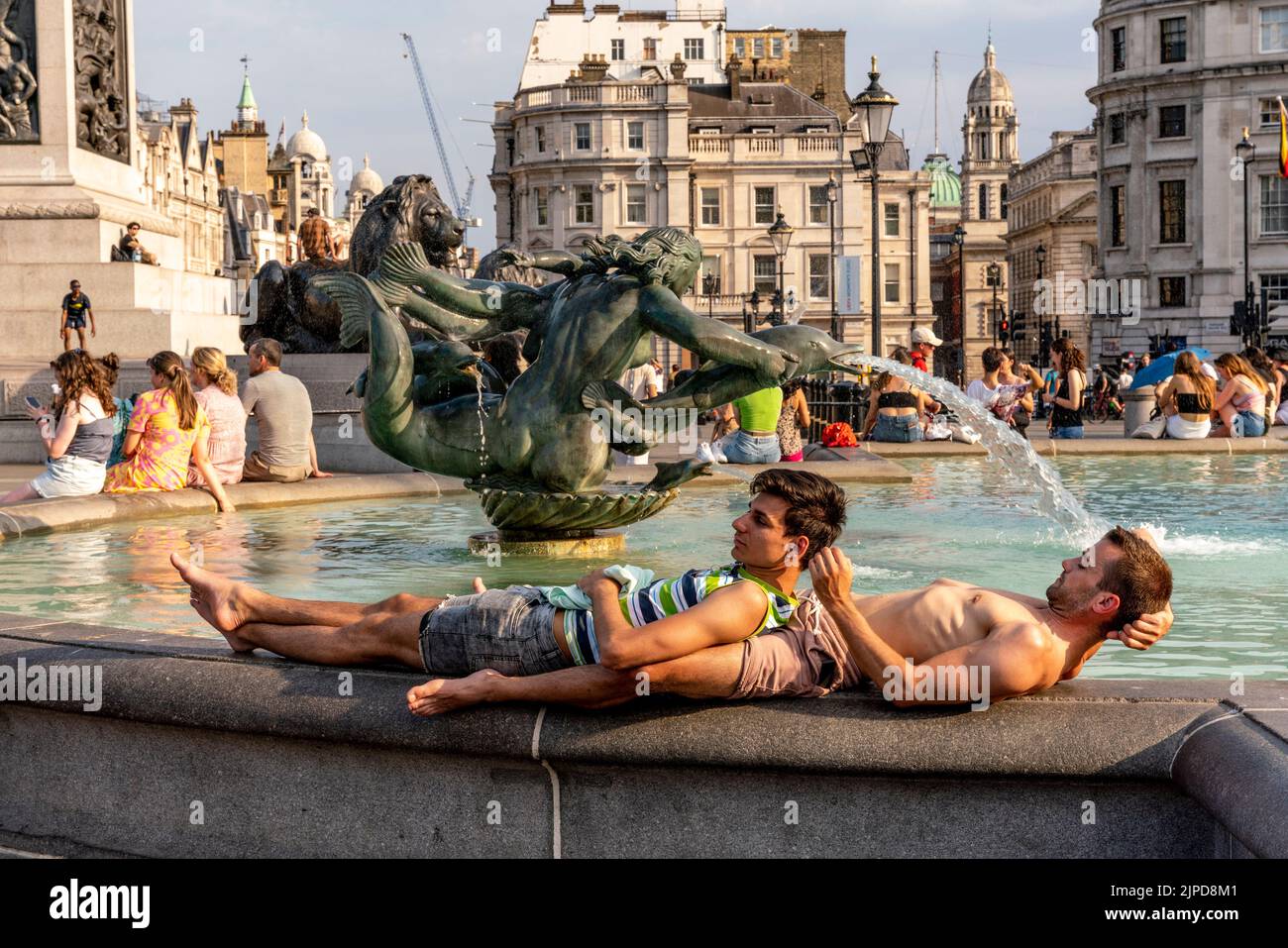 I giovani si raffreddano presso le fontane d'acqua a Trafalgar Square durante il giorno più caldo mai registrato nella capitale, Londra, Regno Unito. Foto Stock