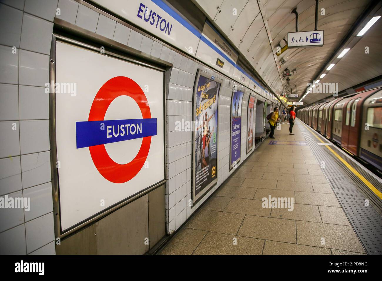 Londra, Regno Unito. 13th ago, 2022. Un treno della linea Victoria arriva alla stazione della metropolitana di Euston. (Foto di Dinendra Haria /SOPA Images/Sipa USA) Credit: Sipa USA/Alamy Live News Foto Stock