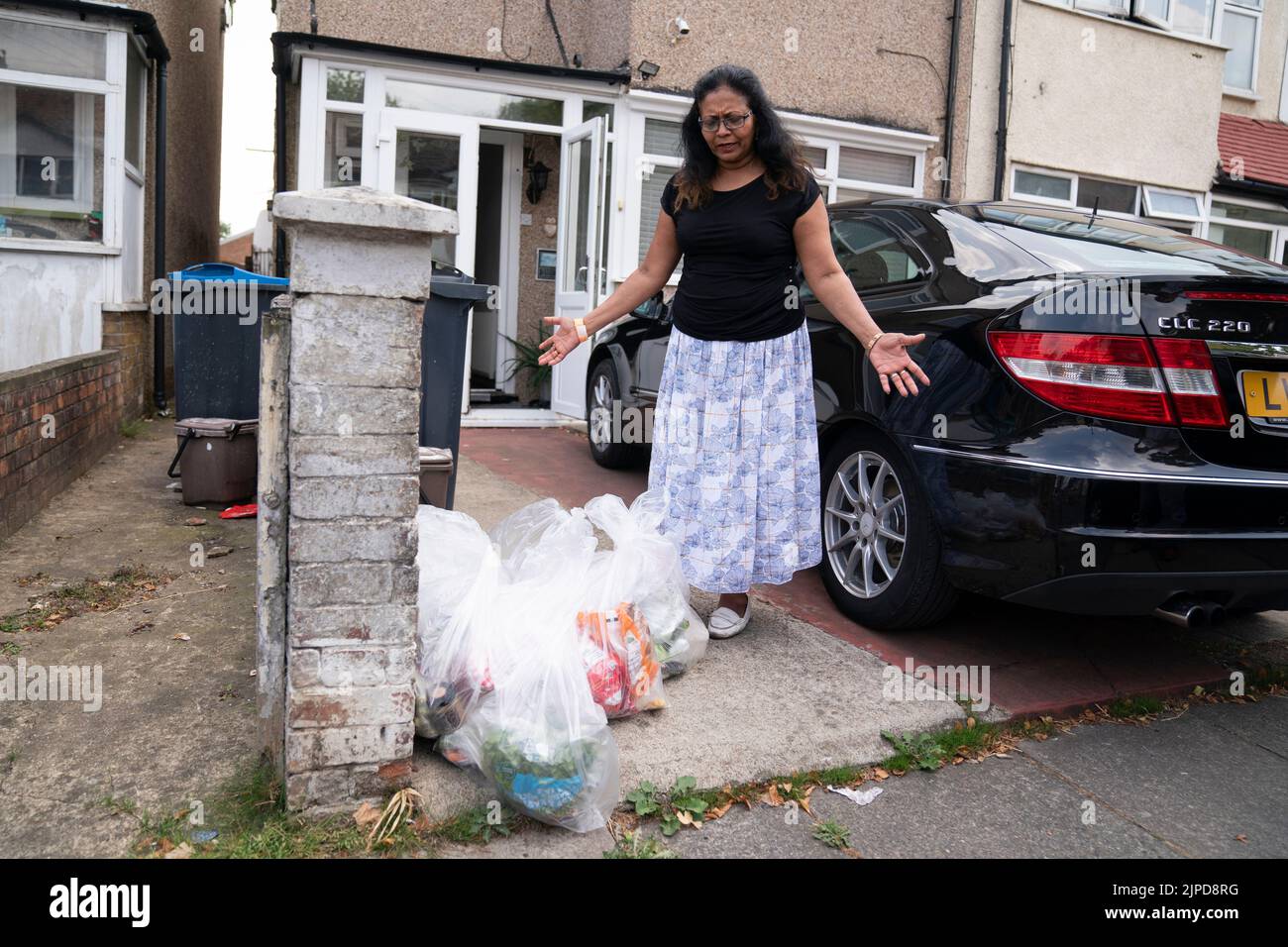 Resident Rose Bala dispone di cibo viziato come lei torna a casa sua in Galpin's Road a Thornton Heath, Merton, a seguito di un'esplosione che ha distrutto una casa terrazzata e ucciso quattro anni Sahara Salman poco dopo il 7am il 8 agosto. Altre tre persone sono state gravemente ferite, tra cui un bambino di 11 anni e una donna di 54 anni. Data immagine: Mercoledì 17 agosto 2022. Foto Stock