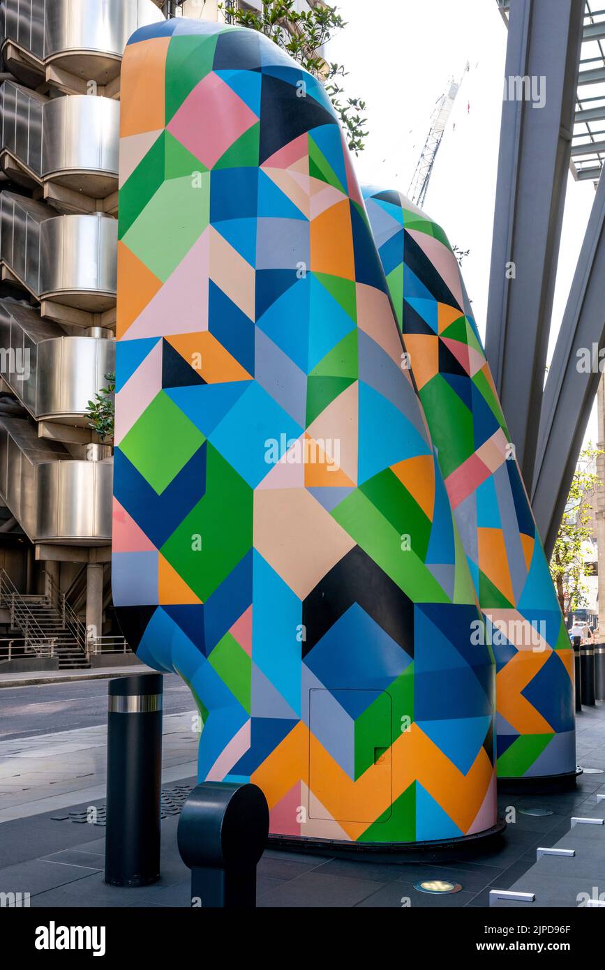 Colorate prese d'aria/alberi di ventilazione alla base del Leadenhall Building (The Cheesegrater), la città di Londra, Londra, Regno Unito. Foto Stock