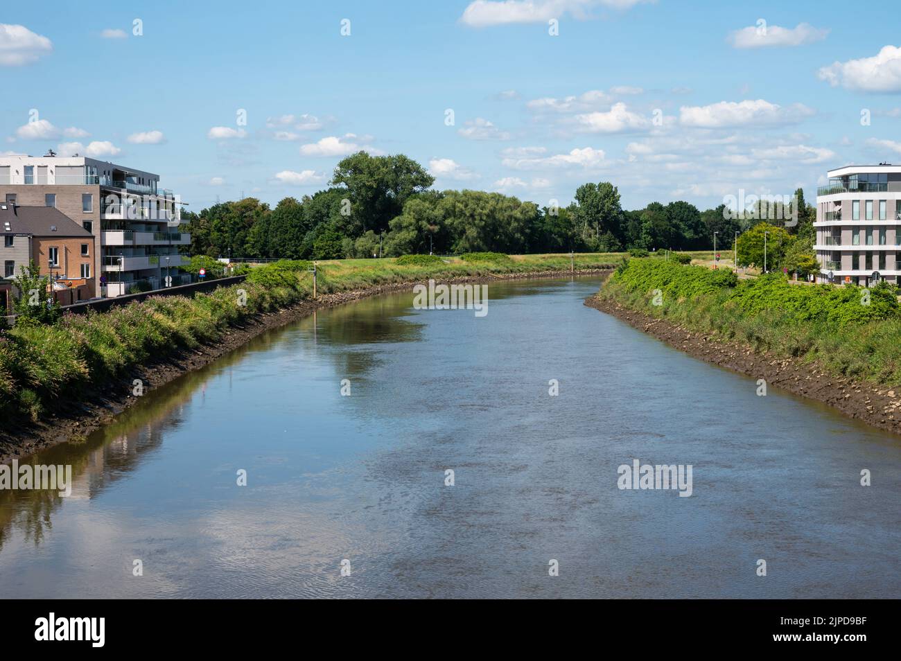 Duffel, Provincia di Anversa - Belgio, 07 08 2022 - le rive verdi del fiume Dyle e condominio Foto Stock