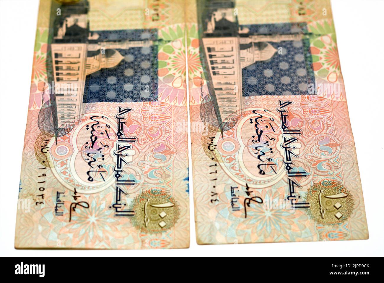 Lati opposti di una vecchia banconota da 100 LE EGP cento dollari egiziani caratteristiche al-Sayida Zainab moschea al Cairo al centro, fuoco selettivo di wi Foto Stock