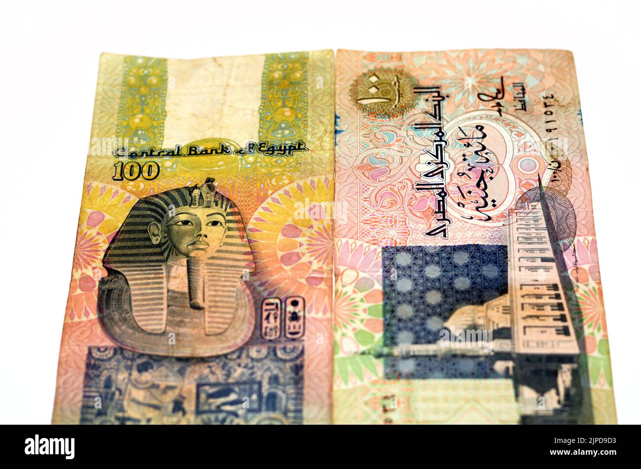 Old 100 LE EGP cento banconote egiziane in denaro presenta la moschea di al-Sayida Zainab al Cairo e la maschera di Tutankhamen sopra il fregio al centro di ver Foto Stock